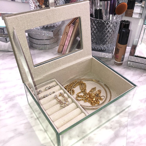 Luxury fancy organizer vanity - Picture 4 of 6